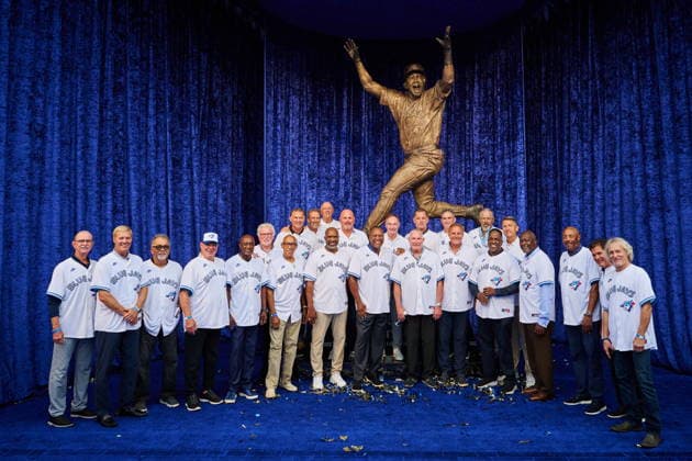 July 18, 2026, Toronto, On, Canada: Toronto Blue Jays Joe Carter, centre, is joined by members of the 1992 and 1993 Blue Jays at the unveiling of a statue commemorating the Toronto Blue Jays 1992 and 1993 World Series wins ahead of MLB, Baseball Herren, USA baseball action against the Chicago White Sox in Toronto, Saturday, July 18, 2026. Canada News - July 18, 2026  - ZUMAc35_ 20260718_zaf_c35_029 Copyright: xSammyxKoganx