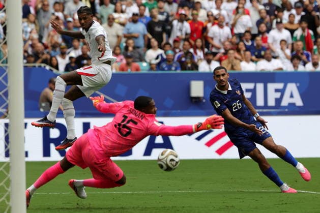 FIFA World Cup, WM, Weltmeisterschaft, Fussball 2026 3rd place playoff - France vs England Marcus Rashford of England (L) in action against goalkeeper Mike Maignan (C) and Maxence Lacroix (R) of France during the FIFA World Cup 2026 3rd place playoff match France against England, in Miami, Florida, USA, 18 July 2026. MIAMI United States  Copyright: xCRISTOBALxHERRERA-ULASHKEVICHx