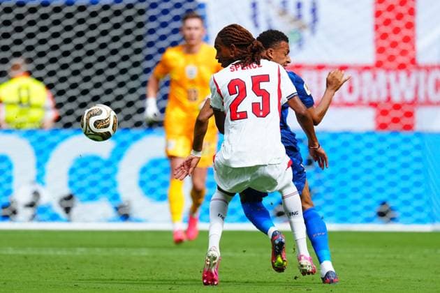 Djed Spence of England challenges Kylian MbappÃ of France France v England, 2026 FIFA World Cup, WM, Weltmeisterschaft, Fussball 3rd Place Final, Football, Miami Stadium, Miami, Florida, USA - 18 Jul 2026Miami Miami Stadium Florida (FL) United States of America  Copyright: xJavierxGarcia Shutterstockx 16995468w