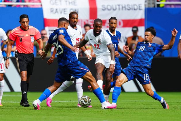 Ivan Toney of England passes the ball whilst under pressure from Maxence Lacroix of France and Warren Zaire-Emery of France France v England, 2026 FIFA World Cup, WM, Weltmeisterschaft, Fussball 3rd Place Final, Football, Miami Stadium, Miami, Florida, USA - 18 Jul 2026Miami Miami Stadium Florida (FL) United States of America  Copyright: xJavierxGarcia Shutterstockx 16995468ad