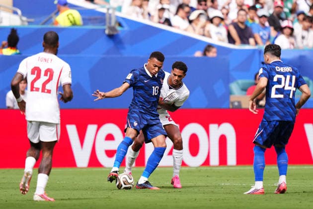 France v England: Bronze Medal Match - FIFA World Cup, WM, Weltmeisterschaft, Fussball 2026 Kylian Mbappe of France and Jarell Quansah of England compete for the ball during the FIFA World Cup 2026 Bronze Medal Match match between France and England at Miami Stadium on July 18, 2026 in Miami Gardens, United States. Miami Gardens FL United States  Copyright: xJosexBretonx originalFilename:bretonhernandez-franceve260718_npgVQ.jpg