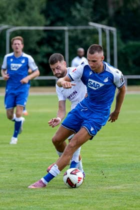 v.li.: Leon Petö (SGV, 10), hTim Lemperle (Hoffenheim, 19), Zweikampf, Spielszene, Duell, duel, tackle, tackling, Dynamik, Action, Aktion, 18.07.2026, Bad Friedrichshall (Deutschland), Fussball, Testspiel, TSG 1899 Hoffenheim - SGV Heilbronn-Freiberg, DFB DFL REGULATIONS PROHIBIT ANY USE OF PHOTOGRAPHS AS IMAGE SEQUENCES AND OR QUASI-VIDEO. *** v li Leon Petö SGV, 10, hTim Lemperle Hoffenheim, 19, tackle, game scene, duel, tackle, tackling, dynamic, action, 18 07 2026, Bad Friedrichshall, Germany, soccer, friendly match, TSG 1899 Hoffenheim vs. SGV Heilbronn Freiberg, DFB and DFL regulations prohibit any use of photographs as image sequences and or quasi-video xozx