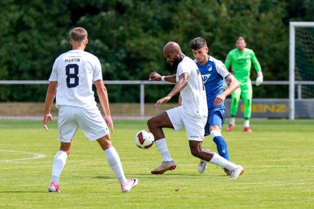 v.li.: Michael Martin (SGV, 8), Meghon Valpoort (SGV, 77), Albian Hajdari (Hoffenheim, 21), Zweikampf, Spielszene, Duell, duel, tackle, tackling, Dynamik, Action, Aktion, 18.07.2026, Bad Friedrichshall (Deutschland), Fussball, Testspiel, TSG 1899 Hoffenheim - SGV Heilbronn-Freiberg, DFB DFL REGULATIONS PROHIBIT ANY USE OF PHOTOGRAPHS AS IMAGE SEQUENCES AND OR QUASI-VIDEO. *** From left: Michael Martin (SGV), 8; Meghon Valpoort (SGV), 77; Albian Hajdari (Hoffenheim), 21; tackle, game scene, duel, tackle, tackling, dynamic, action, July 18, 2026, Bad Friedrichshall, Germany, soccer, friendly match, TSG 1899 Hoffenheim vs. SGV Heilbronn Freiberg, DFB and DFL regulations prohibit any use of photographs as image sequences and or quasi-video xozx