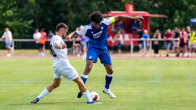 v.li.: Leon Petö (SGV, 10), Bernardo Fernandes da Silva Junior (Hoffenheim, 13), Zweikampf, Spielszene, Duell, duel, tackle, tackling, Dynamik, Action, Aktion, 18.07.2026, Bad Friedrichshall (Deutschland), Fussball, Testspiel, TSG 1899 Hoffenheim - SGV Heilbronn-Freiberg, DFB DFL REGULATIONS PROHIBIT ANY USE OF PHOTOGRAPHS AS IMAGE SEQUENCES AND OR QUASI-VIDEO. *** v li Leon Petö SGV, 10, Bernardo Fernandes da Silva Junior Hoffenheim, 13, tackle, game scene, duel, tackle, tackling, dynamism, action, 18 07 2026, Bad Friedrichshall, Germany, soccer, friendly match, TSG 1899 Hoffenheim vs. SGV Heilbronn Freiberg, DFB and DFL regulations prohibit any use of photographs as image sequences and or quasi-video xozx