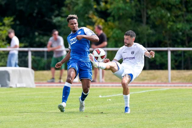 v.li.: Bambase Conte (Hoffenheim, 20), Leon Petö (SGV, 10), Zweikampf, Spielszene, Duell, duel, tackle, tackling, Dynamik, Action, Aktion, 18.07.2026, Bad Friedrichshall (Deutschland), Fussball, Testspiel, TSG 1899 Hoffenheim - SGV Heilbronn-Freiberg, DFB DFL REGULATIONS PROHIBIT ANY USE OF PHOTOGRAPHS AS IMAGE SEQUENCES AND OR QUASI-VIDEO. *** From left: Bambase Conte (Hoffenheim), 20; Leon Petö (SGV), 10; tackle, game scene, duel, tackle, tackling, dynamism, action, July 18, 2026, Bad Friedrichshall, Germany, soccer, friendly match, TSG 1899 Hoffenheim vs. SGV Heilbronn Freiberg, DFB and DFL regulations prohibit any use of photographs as image sequences and or quasi-video xozx