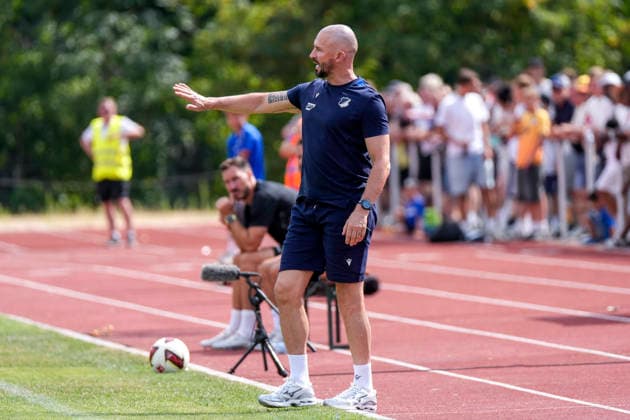 Christian Ilzer (Trainer, Cheftrainer, Hoffenheim), gibt Anweisungen, gestikuliert, mit den Armen gestikulieren, Freisteller, Ganzkörper, Einzelbild, Einzelfoto, Aktion, Action, am Spielfeldrand, an der Seitenauslinie, 18.07.2026, Bad Friedrichshall (Deutschland), Fussball, Testspiel, TSG 1899 Hoffenheim - SGV Heilbronn-Freiberg, DFB DFL REGULATIONS PROHIBIT ANY USE OF PHOTOGRAPHS AS IMAGE SEQUENCES AND OR QUASI-VIDEO. *** Christian Ilzer, coach and head coach of Hoffenheim, gives instructions, gesturing with his arms; close-up, full-body shot, single frame, single photo, action, on the sidelines, at the sideline, July 18, 2026, Bad Friedrichshall, Germany, soccer, friendly match, TSG 1899 Hoffenheim vs. SGV Heilbronn Freiberg, DFB and DFL regulations prohibit any use of photographs as image sequences and or quasi-video xozx