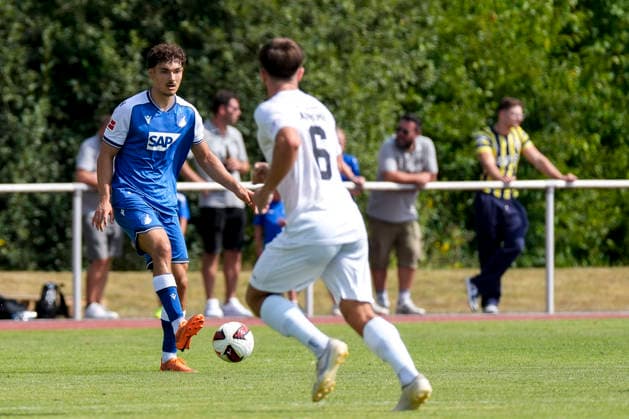 v.li.: Sean Dulic (Hoffenheim, 4, Neuzugang), Lukas Laupheimer (SGV, 6), Aktion, Action, Spielszene, 18.07.2026, Bad Friedrichshall (Deutschland), Fussball, Testspiel, TSG 1899 Hoffenheim - SGV Heilbronn-Freiberg, DFB DFL REGULATIONS PROHIBIT ANY USE OF PHOTOGRAPHS AS IMAGE SEQUENCES AND OR QUASI-VIDEO. *** From left: Sean Dulic (Hoffenheim), 4, new signing; Lukas Laupheimer (SGV), 6; action, game scene, July 18, 2026, Bad Friedrichshall, Germany, soccer, friendly match, TSG 1899 Hoffenheim vs. SGV Heilbronn Freiberg, DFB and DFL regulations prohibit any use of photographs as image sequences and or quasi-video xozx