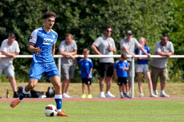 Sean Dulic (Hoffenheim, 4, Neuzugang), am Ball, Freisteller, Ganzkörper, Einzelbild, Einzelfoto, Aktion, Action, 18.07.2026, Bad Friedrichshall (Deutschland), Fussball, Testspiel, TSG 1899 Hoffenheim - SGV Heilbronn-Freiberg, DFB DFL REGULATIONS PROHIBIT ANY USE OF PHOTOGRAPHS AS IMAGE SEQUENCES AND OR QUASI-VIDEO. *** Sean Dulic Hoffenheim, 4, New Signing, on the ball, free kick, full-body shot, single frame, single photo, action, July 18, 2026, Bad Friedrichshall, Germany, soccer, exhibition match, TSG 1899 Hoffenheim vs. SGV Heilbronn Freiberg, DFB and DFL regulations prohibit any use of photographs as image sequences and or quasi-video xozx