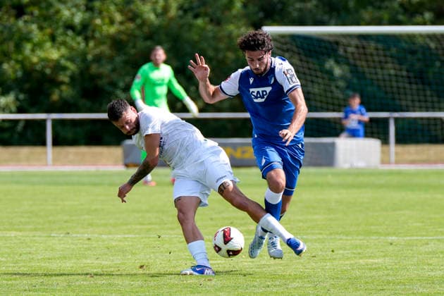 v.li.: Leon Petö (SGV, 10), Leon Avdullahu (Hoffenheim, 7), Zweikampf, Spielszene, Duell, duel, tackle, tackling, Dynamik, Action, Aktion, 18.07.2026, Bad Friedrichshall (Deutschland), Fussball, Testspiel, TSG 1899 Hoffenheim - SGV Heilbronn-Freiberg, DFB DFL REGULATIONS PROHIBIT ANY USE OF PHOTOGRAPHS AS IMAGE SEQUENCES AND OR QUASI-VIDEO. *** From left: Leon Petö (SGV), 10, Leon Avdullahu (Hoffenheim), 7, tackle, game scene, duel, tackle, tackling, dynamism, action, July 18, 2026, Bad Friedrichshall, Germany, soccer, friendly match, TSG 1899 Hoffenheim vs. SGV Heilbronn Freiberg, DFB and DFL regulations prohibit any use of photographs as image sequences and or quasi-video xozx