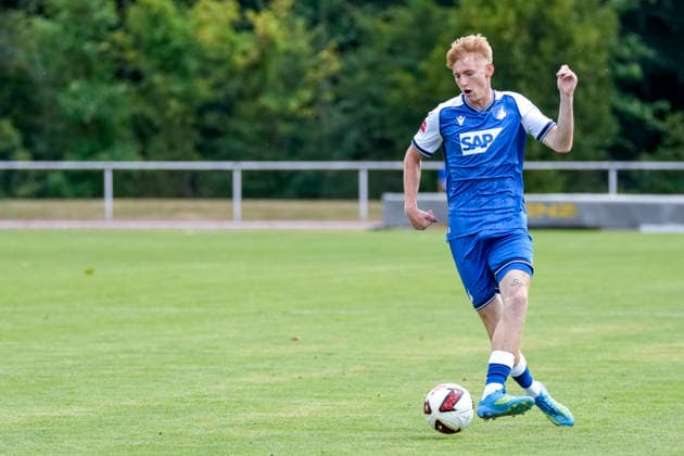 Oskar Hencke (Hoffenheim, 41), am Ball, Freisteller, Ganzkörper, Einzelbild, Einzelfoto, Aktion, Action, 18.07.2026, Bad Friedrichshall (Deutschland), Fussball, Testspiel, TSG 1899 Hoffenheim - SGV Heilbronn-Freiberg, DFB DFL REGULATIONS PROHIBIT ANY USE OF PHOTOGRAPHS AS IMAGE SEQUENCES AND OR QUASI-VIDEO. *** Oskar Hencke Hoffenheim, 41, on the ball, cutout, full-body, single image, single photo, action, July 18, 2026, Bad Friedrichshall, Germany, soccer, exhibition match, TSG 1899 Hoffenheim vs. SGV Heilbronn Freiberg, DFB and DFL regulations prohibit any use of photographs as image sequences and or quasi-video xozx