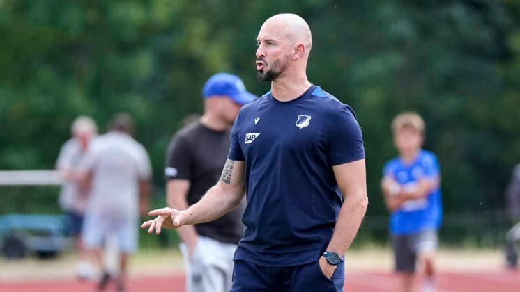 Christian Ilzer (Trainer, Cheftrainer, Hoffenheim), gibt Anweisungen, gestikuliert, mit den Armen gestikulieren, Einzelbild, Einzelfoto, Aktion, Action, 18.07.2026, Bad Friedrichshall (Deutschland), Fussball, Testspiel, TSG 1899 Hoffenheim - SGV Heilbronn-Freiberg, DFB DFL REGULATIONS PROHIBIT ANY USE OF PHOTOGRAPHS AS IMAGE SEQUENCES AND OR QUASI-VIDEO. *** Christian Ilzer, coach and head coach of Hoffenheim, gives instructions, gesturing with his arms; single frame, single photo, action, July 18, 2026, Bad Friedrichshall, Germany, soccer, exhibition match, TSG 1899 Hoffenheim vs. SGV Heilbronn Freiberg, DFB and DFL regulations prohibit any use of photographs as image sequences and or quasi-video xozx