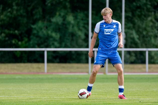 Nathan De Cat (Hoffenheim, 17, Neuzugang), am Ball, Freisteller, Ganzkörper, Einzelbild, Einzelfoto, Aktion, Action, 18.07.2026, Bad Friedrichshall (Deutschland), Fussball, Testspiel, TSG 1899 Hoffenheim - SGV Heilbronn-Freiberg, DFB DFL REGULATIONS PROHIBIT ANY USE OF PHOTOGRAPHS AS IMAGE SEQUENCES AND OR QUASI-VIDEO. *** Nathan De Cat Hoffenheim, 17, new signing, on the ball, isolated figure, full-body shot, single image, single photo, action, July 18, 2026, Bad Friedrichshall, Germany, soccer, exhibition match, TSG 1899 Hoffenheim vs. SGV Heilbronn Freiberg, DFB and DFL regulations prohibit any use of photographs as image sequences and or quasi-video xozx