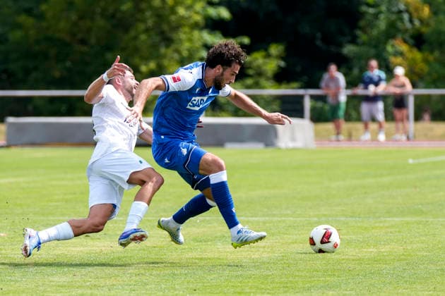 v.li.: Leon Petö (SGV, 10), Leon Avdullahu (Hoffenheim, 7), Zweikampf, Spielszene, Duell, duel, tackle, tackling, Dynamik, Action, Aktion, 18.07.2026, Bad Friedrichshall (Deutschland), Fussball, Testspiel, TSG 1899 Hoffenheim - SGV Heilbronn-Freiberg, DFB DFL REGULATIONS PROHIBIT ANY USE OF PHOTOGRAPHS AS IMAGE SEQUENCES AND OR QUASI-VIDEO. *** From left: Leon Petö (SGV), 10, Leon Avdullahu (Hoffenheim), 7, tackle, game scene, duel, tackle, tackling, dynamism, action, July 18, 2026, Bad Friedrichshall, Germany, soccer, friendly match, TSG 1899 Hoffenheim vs. SGV Heilbronn Freiberg, DFB and DFL regulations prohibit any use of photographs as image sequences and or quasi-video xozx