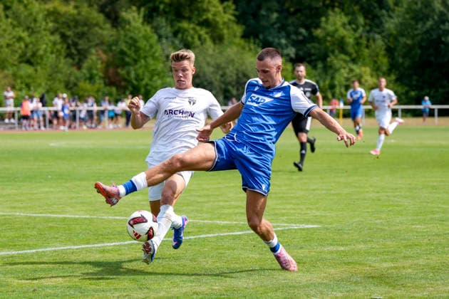 v.li.: Tino Bradara (SGV, 2), Tim Lemperle (Hoffenheim, 19), Zweikampf, Spielszene, Duell, duel, tackle, tackling, Dynamik, Action, Aktion, 18.07.2026, Bad Friedrichshall (Deutschland), Fussball, Testspiel, TSG 1899 Hoffenheim - SGV Heilbronn-Freiberg, DFB DFL REGULATIONS PROHIBIT ANY USE OF PHOTOGRAPHS AS IMAGE SEQUENCES AND OR QUASI-VIDEO. *** From left: Tino Bradara (SGV), 2; Tim Lemperle (Hoffenheim), 19; tackle, game scene, duel, tackle, tackling, dynamism, action, 18 July 2026, Bad Friedrichshall, Germany, soccer, friendly match, TSG 1899 Hoffenheim vs. SGV Heilbronn Freiberg, DFB and DFL regulations prohibit any use of photographs as image sequences and or quasi-video xozx