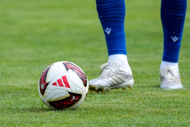 Ein Ball der Marke adidas Bundesliga 26 27 Torfabrik Pro Ball liegt auf dem Rasen, offizieller Spielball, official Match Ball, Symbolfoto, Symbolbild, Symbol, Aktion, Action, Spielszene, 18.07.2026, Bad Friedrichshall (Deutschland), Fussball, Testspiel, TSG 1899 Hoffenheim - SGV Heilbronn-Freiberg, DFB DFL REGULATIONS PROHIBIT ANY USE OF PHOTOGRAPHS AS IMAGE SEQUENCES AND OR QUASI-VIDEO. *** An adidas Bundesliga 26 27 Torfabrik Pro Ball lies on the field; official match ball; symbolic photo; symbolic image; symbol; action; game scene; July 18, 2026; Bad Friedrichshall, Germany, soccer, friendly match, TSG 1899 Hoffenheim vs. SGV Heilbronn Freiberg, DFB and DFL regulations prohibit any use of photographs as image sequences and or quasi-video xozx
