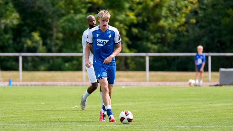 Nathan De Cat (Hoffenheim, 17, Neuzugang), am Ball, Freisteller, Ganzkörper, Einzelbild, Einzelfoto, Aktion, Action, 18.07.2026, Bad Friedrichshall (Deutschland), Fussball, Testspiel, TSG 1899 Hoffenheim - SGV Heilbronn-Freiberg, DFB DFL REGULATIONS PROHIBIT ANY USE OF PHOTOGRAPHS AS IMAGE SEQUENCES AND OR QUASI-VIDEO. *** Nathan De Cat Hoffenheim, 17, new signing, on the ball, isolated figure, full-body shot, single image, single photo, action, July 18, 2026, Bad Friedrichshall, Germany, soccer, exhibition match, TSG 1899 Hoffenheim vs. SGV Heilbronn Freiberg, DFB and DFL regulations prohibit any use of photographs as image sequences and or quasi-video xozx