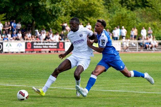 v.li.: Marshall Murray Ngassa Faleu (SGV, 4), Bambase Conte (Hoffenheim, 20), Zweikampf, Spielszene, Duell, duel, tackle, tackling, Dynamik, Action, Aktion, 18.07.2026, Bad Friedrichshall (Deutschland), Fussball, Testspiel, TSG 1899 Hoffenheim - SGV Heilbronn-Freiberg, DFB DFL REGULATIONS PROHIBIT ANY USE OF PHOTOGRAPHS AS IMAGE SEQUENCES AND OR QUASI-VIDEO. *** v li Marshall Murray Ngassa Faleu SGV, 4, Bambase Conte Hoffenheim, 20, tackle, game scene, duel, tackle, tackling, dynamics, action, 18 07 2026, Bad Friedrichshall, Germany, soccer, friendly match, TSG 1899 Hoffenheim vs. SGV Heilbronn Freiberg, DFB and DFL regulations prohibit any use of photographs as image sequences and or quasi-video xozx