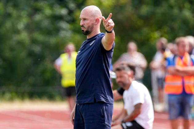 Christian Ilzer (Trainer, Cheftrainer, Hoffenheim), gibt Anweisungen, gestikuliert, mit den Armen gestikulieren, Einzelbild, Einzelfoto, Aktion, Action, 18.07.2026, Bad Friedrichshall (Deutschland), Fussball, Testspiel, TSG 1899 Hoffenheim - SGV Heilbronn-Freiberg, DFB DFL REGULATIONS PROHIBIT ANY USE OF PHOTOGRAPHS AS IMAGE SEQUENCES AND OR QUASI-VIDEO. *** Christian Ilzer, coach and head coach of Hoffenheim, gives instructions, gesturing with his arms; single frame, single photo, action, July 18, 2026, Bad Friedrichshall, Germany, soccer, exhibition match, TSG 1899 Hoffenheim vs. SGV Heilbronn Freiberg, DFB and DFL regulations prohibit any use of photographs as image sequences and or quasi-video xozx