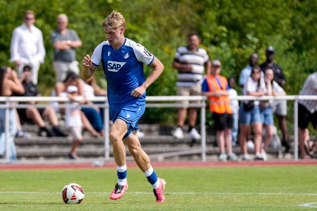 Nathan De Cat (Hoffenheim, 17, Neuzugang), am Ball, Freisteller, Ganzkörper, Einzelbild, Einzelfoto, Aktion, Action, 18.07.2026, Bad Friedrichshall (Deutschland), Fussball, Testspiel, TSG 1899 Hoffenheim - SGV Heilbronn-Freiberg, DFB DFL REGULATIONS PROHIBIT ANY USE OF PHOTOGRAPHS AS IMAGE SEQUENCES AND OR QUASI-VIDEO. *** Nathan De Cat Hoffenheim, 17, new signing, on the ball, isolated, full-body, single frame, single photo, action, July 18, 2026, Bad Friedrichshall, Germany, soccer, exhibition match, TSG 1899 Hoffenheim vs. SGV Heilbronn Freiberg, DFB and DFL regulations prohibit any use of photographs as image sequences and or quasi-video xozx