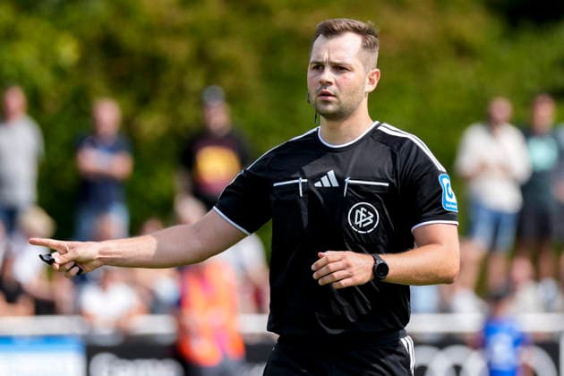 Marc Philip Eckermann (Schiedsrichter), gibt Anweisungen, gestikuliert, mit den Armen gestikulieren, Einzelbild, Einzelfoto, Aktion, Action, 18.07.2026, Bad Friedrichshall (Deutschland), Fussball, Testspiel, TSG 1899 Hoffenheim - SGV Heilbronn-Freiberg, DFB DFL REGULATIONS PROHIBIT ANY USE OF PHOTOGRAPHS AS IMAGE SEQUENCES AND OR QUASI-VIDEO. *** Marc Philip Eckermann, referee, giving instructions, gesturing, gesturing with his arms, single frame, single photo, action, July 18, 2026, Bad Friedrichshall, Germany, soccer, friendly match, TSG 1899 Hoffenheim vs. SGV Heilbronn Freiberg, DFB and DFL regulations prohibit any use of photographs as image sequences and or quasi-video xozx