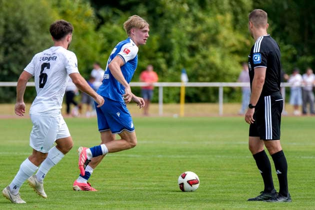 v.li.: Lukas Laupheimer (SGV, 6), Nathan De Cat (Hoffenheim, 17, Neuzugang), Aktion, Action, Spielszene, 18.07.2026, Bad Friedrichshall (Deutschland), Fussball, Testspiel, TSG 1899 Hoffenheim - SGV Heilbronn-Freiberg, DFB DFL REGULATIONS PROHIBIT ANY USE OF PHOTOGRAPHS AS IMAGE SEQUENCES AND OR QUASI-VIDEO. *** From left: Lukas Laupheimer (SGV), 6; Nathan De Cat (Hoffenheim), 17; new signing; action; game scene; July 18, 2026; Bad Friedrichshall, Germany, soccer, friendly match, TSG 1899 Hoffenheim vs. SGV Heilbronn Freiberg, DFB and DFL regulations prohibit any use of photographs as image sequences and or quasi-video xozx