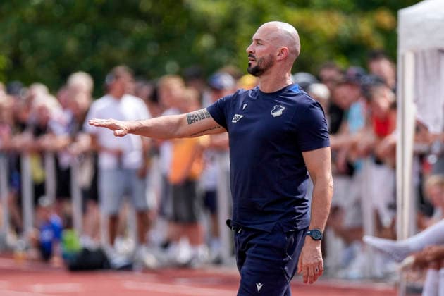 Christian Ilzer (Trainer, Cheftrainer, Hoffenheim), gibt Anweisungen, gestikuliert, mit den Armen gestikulieren, Einzelbild, Einzelfoto, Aktion, Action, 18.07.2026, Bad Friedrichshall (Deutschland), Fussball, Testspiel, TSG 1899 Hoffenheim - SGV Heilbronn-Freiberg, DFB DFL REGULATIONS PROHIBIT ANY USE OF PHOTOGRAPHS AS IMAGE SEQUENCES AND OR QUASI-VIDEO. *** Christian Ilzer, coach and head coach of Hoffenheim, gives instructions, gesturing with his arms; single frame, single photo, action, July 18, 2026, Bad Friedrichshall, Germany, soccer, exhibition match, TSG 1899 Hoffenheim vs. SGV Heilbronn Freiberg, DFB and DFL regulations prohibit any use of photographs as image sequences and or quasi-video xozx