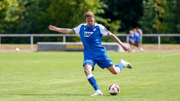 Wouter Burger (Hoffenheim, 18), am Ball, Freisteller, Ganzkörper, Einzelbild, Einzelfoto, Aktion, Action, 18.07.2026, Bad Friedrichshall (Deutschland), Fussball, Testspiel, TSG 1899 Hoffenheim - SGV Heilbronn-Freiberg, DFB DFL REGULATIONS PROHIBIT ANY USE OF PHOTOGRAPHS AS IMAGE SEQUENCES AND OR QUASI-VIDEO. *** Wouter Burger Hoffenheim, 18, on the ball, isolated figure, full-body shot, single frame, single photo, action, 07 18 2026, Bad Friedrichshall, Germany, soccer, exhibition match, TSG 1899 Hoffenheim vs. SGV Heilbronn Freiberg, DFB and DFL regulations prohibit any use of photographs as image sequences and or quasi-video xozx