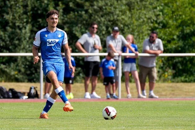 Sean Dulic (Hoffenheim, 4, Neuzugang), am Ball, Freisteller, Ganzkörper, Einzelbild, Einzelfoto, Aktion, Action, 18.07.2026, Bad Friedrichshall (Deutschland), Fussball, Testspiel, TSG 1899 Hoffenheim - SGV Heilbronn-Freiberg, DFB DFL REGULATIONS PROHIBIT ANY USE OF PHOTOGRAPHS AS IMAGE SEQUENCES AND OR QUASI-VIDEO. *** Sean Dulic Hoffenheim, 4, New Signing, on the ball, free kick, full-body shot, single frame, single photo, action, July 18, 2026, Bad Friedrichshall, Germany, soccer, exhibition match, TSG 1899 Hoffenheim vs. SGV Heilbronn Freiberg, DFB and DFL regulations prohibit any use of photographs as image sequences and or quasi-video xozx