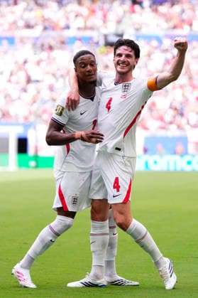 France v England: Bronze Medal Match - FIFA World Cup, WM, Weltmeisterschaft, Fussball 2026 Ezri Konsa of England celebrates after scoring his team s second goal with teammate Declan Rice of England during the FIFA World Cup 2026 Bronze Medal Match match between France and England at Miami Stadium on July 18, 2026 in Miami Gardens, United States. Miami Gardens FL United States  Copyright: xJosexBretonx originalFilename:bretonhernandez-franceve260718_npzUo.jpg