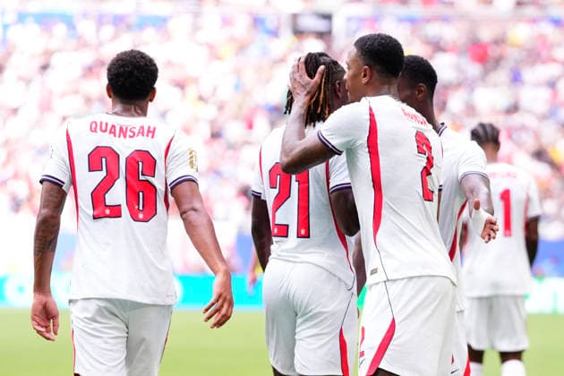 France v England: Bronze Medal Match - FIFA World Cup, WM, Weltmeisterschaft, Fussball 2026 Ezri Konsa of England celebrates after scoring his team s second goal with teammates during the FIFA World Cup 2026 Bronze Medal Match match between France and England at Miami Stadium on July 18, 2026 in Miami Gardens, United States. Miami Gardens FL United States  Copyright: xJosexBretonx originalFilename:bretonhernandez-franceve260718_npeu0.jpg