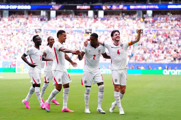France v England: Bronze Medal Match - FIFA World Cup, WM, Weltmeisterschaft, Fussball 2026 Ezri Konsa of England celebrates after scoring his team s second goal with teammates during the FIFA World Cup 2026 Bronze Medal Match match between France and England at Miami Stadium on July 18, 2026 in Miami Gardens, United States. Miami Gardens FL United States  Copyright: xJosexBretonx originalFilename:bretonhernandez-franceve260718_npROm.jpg