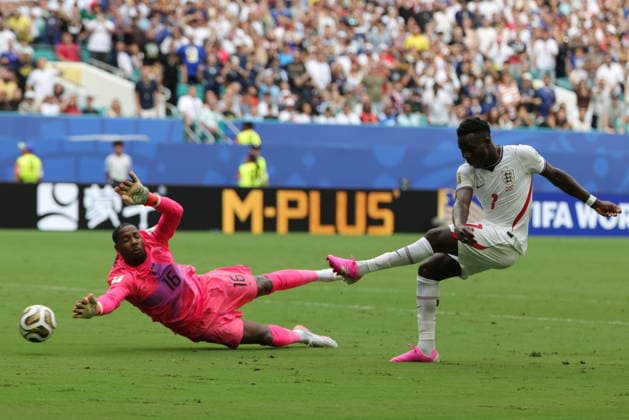 FIFA World Cup, WM, Weltmeisterschaft, Fussball 2026 3rd place playoff - France vs England Bukayo Saka of England (R) in action against goalkeeper Mike Maignan of France (L) in the play that led to the 0-3 goal during the FIFA World Cup 2026 3rd place playoff match France against England, in Miami, Florida, USA, 18 July 2026. MIAMI United States  Copyright: xCRISTOBALxHERRERA-ULASHKEVICHx