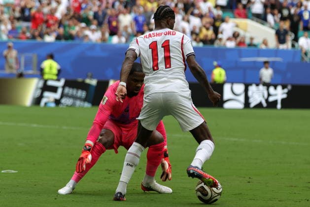 FIFA World Cup, WM, Weltmeisterschaft, Fussball 2026 3rd place playoff - France vs England Marcus Rashford of England (R) in action against goalkeeper Mike Maignan of France (L) in the play that led to the 0-3 goal during the FIFA World Cup 2026 3rd place playoff match France against England, in Miami, Florida, USA, 18 July 2026. MIAMI United States  Copyright: xCRISTOBALxHERRERA-ULASHKEVICHx