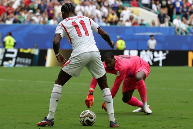 FIFA World Cup, WM, Weltmeisterschaft, Fussball 2026 3rd place playoff - France vs England Marcus Rashford of England (L) in action against goalkeeper Mike Maignan of France (R) in the play that led to the 0-3 goal during the FIFA World Cup 2026 3rd place playoff match France against England, in Miami, Florida, USA, 18 July 2026. MIAMI United States  Copyright: xCRISTOBALxHERRERA-ULASHKEVICHx