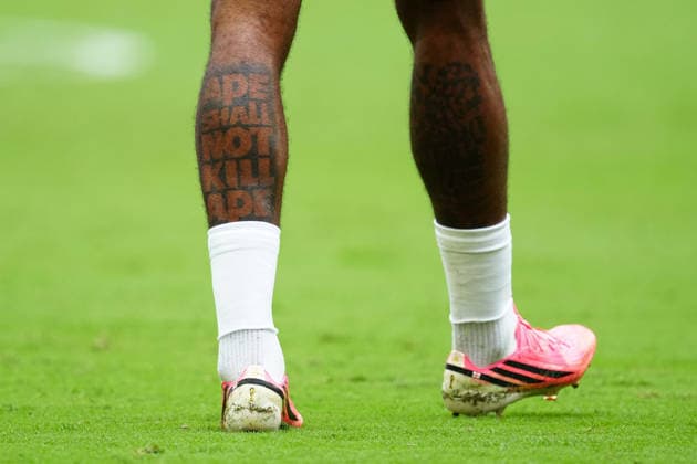 A detailed view of a tattoo on the leg of Ivan Toney of England reading Ape Shall Not Kill Ape France v England, 2026 FIFA World Cup, WM, Weltmeisterschaft, Fussball 3rd Place Final, Football, Miami Stadium, Miami, Florida, USA - 18 Jul 2026Miami Miami Stadium Florida (FL) United States of America  Copyright: xJavierxGarcia Shutterstockx 16995468ba