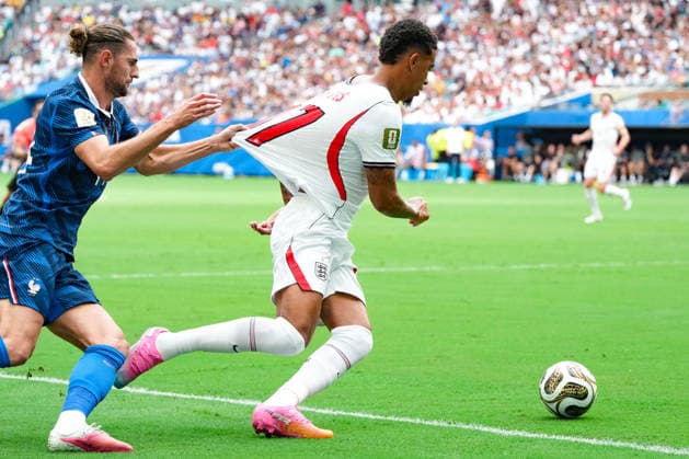 Morgan Rogers of England (R) runs with the ball under pressure from Adrien Rabiot of France (L) fight for possession during a FIFA Men’s World Cup 2026 Bronze Final football match between France and England at Miami Stadium, in Miami Gardens on July 18th 2026 (Photo by Alexandra Fechete SPP)  Copyright: xAlexandraxFechete SPPx Sportspressphoto_SPR192941