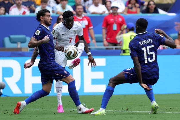 FIFA World Cup, WM, Weltmeisterschaft, Fussball 2026 3rd place playoff - France vs England Bukayo Saka of England (C) in action against Theo Hernandez (L) and Ibrahima Konate (R) of France during the FIFA World Cup 2026 3rd place playoff match France against England, in Miami, Florida, USA, 18 July 2026. MIAMI United States  Copyright: xCRISTOBALxHERRERA-ULASHKEVICHx