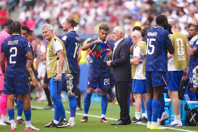 France v England: Bronze Medal Match - FIFA World Cup, WM, Weltmeisterschaft, Fussball 2026 Didier Deschamps, head coach of France, talk to the team during the FIFA World Cup 2026 Bronze Medal Match match between France and England at Miami Stadium on July 18, 2026 in Miami Gardens, United States. Miami Gardens FL United States  Copyright: xJosexBretonx originalFilename:bretonhernandez-franceve260718_npbaA.jpg