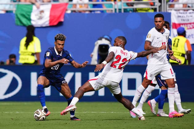 France v England: Bronze Medal Match - FIFA World Cup, WM, Weltmeisterschaft, Fussball 2026 Desire Doue of France and Ivan Toney of England compete for the ball during the FIFA World Cup 2026 Bronze Medal Match match between France and England at Miami Stadium on July 18, 2026 in Miami Gardens, United States. Miami Gardens FL United States  Copyright: xJosexBretonx originalFilename:bretonhernandez-franceve260718_npgb7.jpg