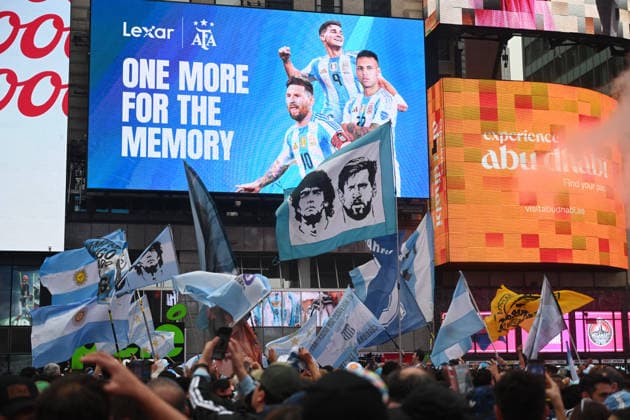 Argentina fans take over Times Square ahead of the 2026 FIFA World Cup, WM, Weltmeisterschaft, Fussball final Argentina fans take over Times Square ahead of the 2026 FIFA World Cup final football match between Argentina and Spain on July 18, 2026 in New York city, New York. Photo by Olivier Douliery ABACAPRESS.COM New York city New York United States  Copyright: xDoulieryxOlivier ABACAx