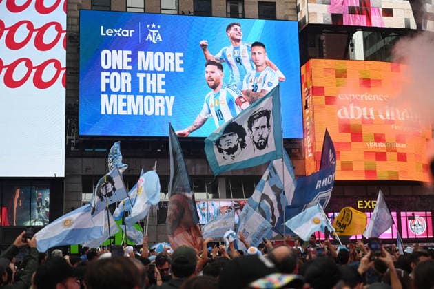 Argentina fans take over Times Square ahead of the 2026 FIFA World Cup, WM, Weltmeisterschaft, Fussball final Argentina fans take over Times Square ahead of the 2026 FIFA World Cup final football match between Argentina and Spain on July 18, 2026 in New York city, New York. Photo by Olivier Douliery ABACAPRESS.COM New York city New York United States  Copyright: xDoulieryxOlivier ABACAx