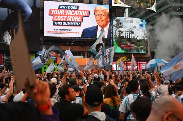 Argentina fans take over Times Square ahead of the 2026 FIFA World Cup, WM, Weltmeisterschaft, Fussball final Argentina fans take over Times Square ahead of the 2026 FIFA World Cup final football match between Argentina and Spain on July 18, 2026 in New York city, New York. Photo by Olivier Douliery ABACAPRESS.COM New York city New York United States  Copyright: xDoulieryxOlivier ABACAx