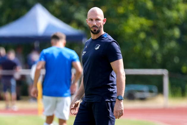 Christian Ilzer (Trainer, Cheftrainer, Hoffenheim), Einzelbild, Einzelfoto, Aktion, Action, 18.07.2026, Bad Friedrichshall (Deutschland), Fussball, Testspiel, TSG 1899 Hoffenheim - SGV Heilbronn-Freiberg, DFB DFL REGULATIONS PROHIBIT ANY USE OF PHOTOGRAPHS AS IMAGE SEQUENCES AND OR QUASI-VIDEO. *** Christian Ilzer, Coach, Head Coach, Hoffenheim, Single Image, Single Photo, Action, July 18, 2026, Bad Friedrichshall, Germany, soccer, friendly match, TSG 1899 Hoffenheim vs. SGV Heilbronn Freiberg, DFB and DFL regulations prohibit any use of photographs as image sequences and or quasi-video xozx