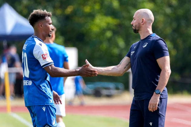 v.li.: Bambase Conte (Hoffenheim, 20) und Christian Ilzer (Trainer, Cheftrainer, Hoffenheim) klatschen sich ab, Freude, freuen, freut sich, freundlich, fröhlich, glücklich, strahlend, optimistisch, Aktion, Action, Spielszene, 18.07.2026, Bad Friedrichshall (Deutschland), Fussball, Testspiel, TSG 1899 Hoffenheim - SGV Heilbronn-Freiberg, DFB DFL REGULATIONS PROHIBIT ANY USE OF PHOTOGRAPHS AS IMAGE SEQUENCES AND OR QUASI-VIDEO. *** From left: Bambase Conte (Hoffenheim), 20, and Christian Ilzer (Head Coach, Hoffenheim) high-fiving; joy, happy, delighted, friendly, cheerful, happy, beaming, optimistic; action, game scene, July 18, 2026, Bad Friedrichshall, Germany, soccer, friendly match, TSG 1899 Hoffenheim vs. SGV Heilbronn Freiberg, DFB and DFL regulations prohibit any use of photographs as image sequences and or quasi-video xozx