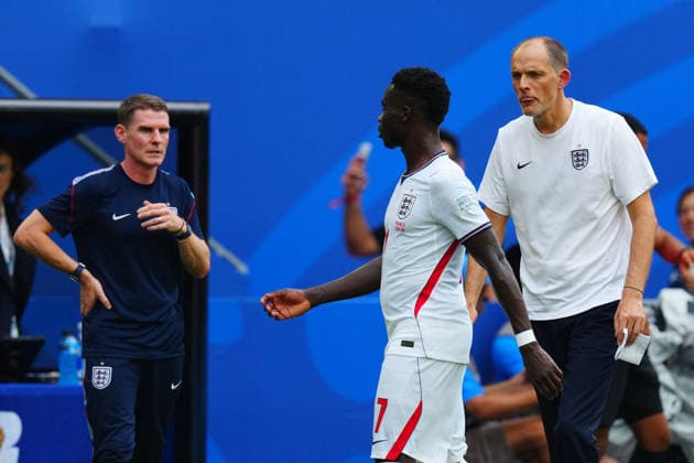 Bukayo Saka of England walks past England manager, Thomas Tuchel and England assistant coach, Anthony Barry during the second half hydration break France v England, 2026 FIFA World Cup, WM, Weltmeisterschaft, Fussball 3rd Place Final, Football, Miami Stadium, Miami, Florida, USA - 18 Jul 2026Miami Miami Stadium Florida (FL) United States of America  Copyright: xJavierxGarcia Shutterstockx 16995468ca