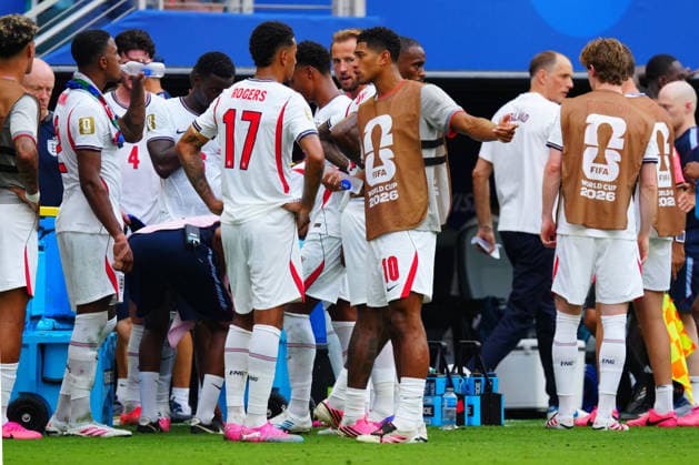 Jude Bellingham of England speaks to Morgan Rogers of England during the second half hydration break France v England, 2026 FIFA World Cup, WM, Weltmeisterschaft, Fussball 3rd Place Final, Football, Miami Stadium, Miami, Florida, USA - 18 Jul 2026Miami Miami Stadium Florida (FL) United States of America  Copyright: xJavierxGarcia Shutterstockx 16995468cb