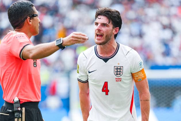 Declan Rice of England (R) argues with The Referee Jesus Noel Valenzuela Saez (L) during a FIFA Men’s World Cup 2026 Bronze Final football match between France and England at Miami Stadium, in Miami Gardens on July 18th 2026 (Photo by Alexandra Fechete SPP)  Copyright: xAlexandraxFechete SPPx Sportspressphoto_SPR193065