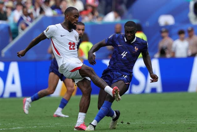 FIFA World Cup, WM, Weltmeisterschaft, Fussball 2026 3rd place playoff - France vs England Ivan Toney of England (L) in action against Dayot Upamecano of France (R) during the FIFA World Cup 2026 3rd place playoff match France against England, in Miami, Florida, USA, 18 July 2026. MIAMI United States  Copyright: xCRISTOBALxHERRERA-ULASHKEVICHx