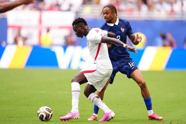 France v England - 2026 FIFA World Cup, WM, Weltmeisterschaft, Fussball - Bronze Final MIAMI GARDENS, FLORIDA - JULY 18: Bukayo Saka of England and Bradley Barcola of France compete for the ball during the 2026 FIFA World Cup bronze-final match between France and England at Miami Stadium in Miami Gardens, Florida, United States, on July 18, 2026. Jose Hernandez Anadolu Florida United States. Editorial use only. Please get in touch for any other usage.  Copyright: x2026xAnadoluxJosexHernandezx