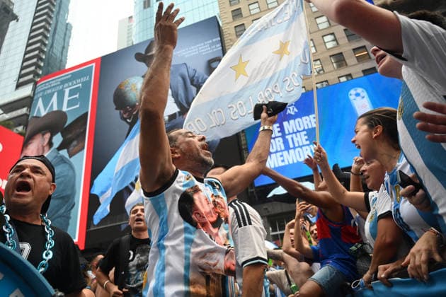 Argentina fans take over Times Square ahead of the 2026 FIFA World Cup, WM, Weltmeisterschaft, Fussball final Argentina fans take over Times Square ahead of the 2026 FIFA World Cup final football match between Argentina and Spain on July 18, 2026 in New York city, New York. Photo by Olivier Douliery ABACAPRESS.COM New York city New York United States  Copyright: xDoulieryxOlivier ABACAx